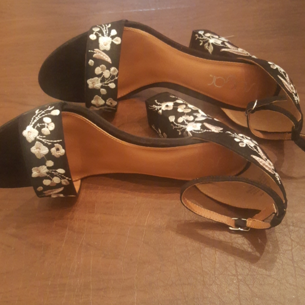 Shoes - Picture 4 of 5